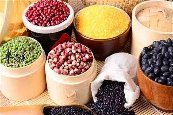 指甲出現豎紋？可能是肝臟在警示，喝水中加入這一天然食材助排肝毒